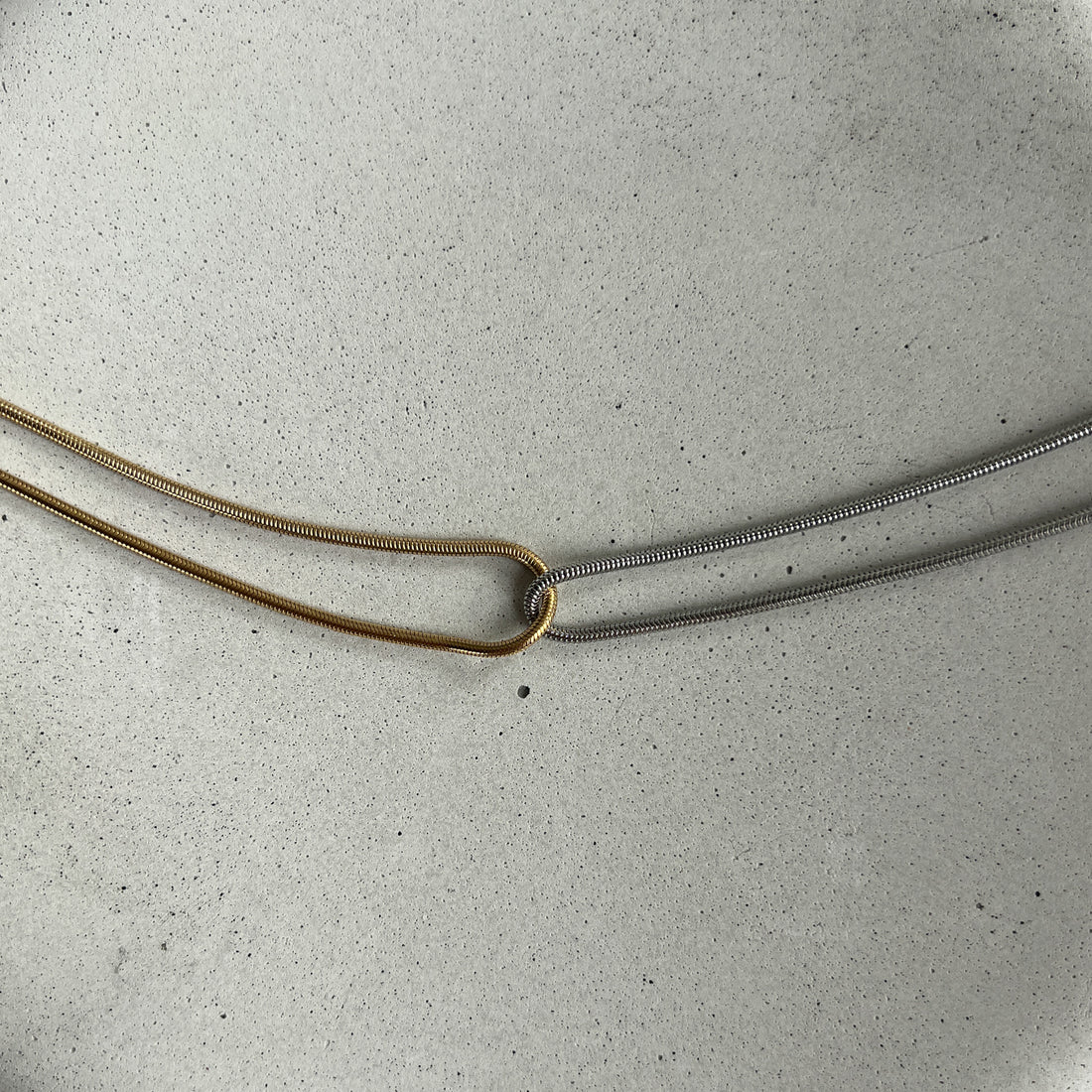 Minimalistinė dviejų spalvų grandinėlė