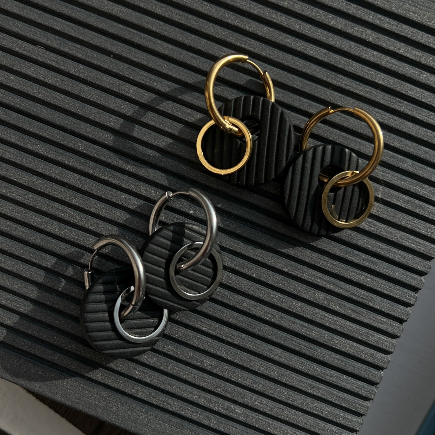 Gold plated hoop earrings_Black