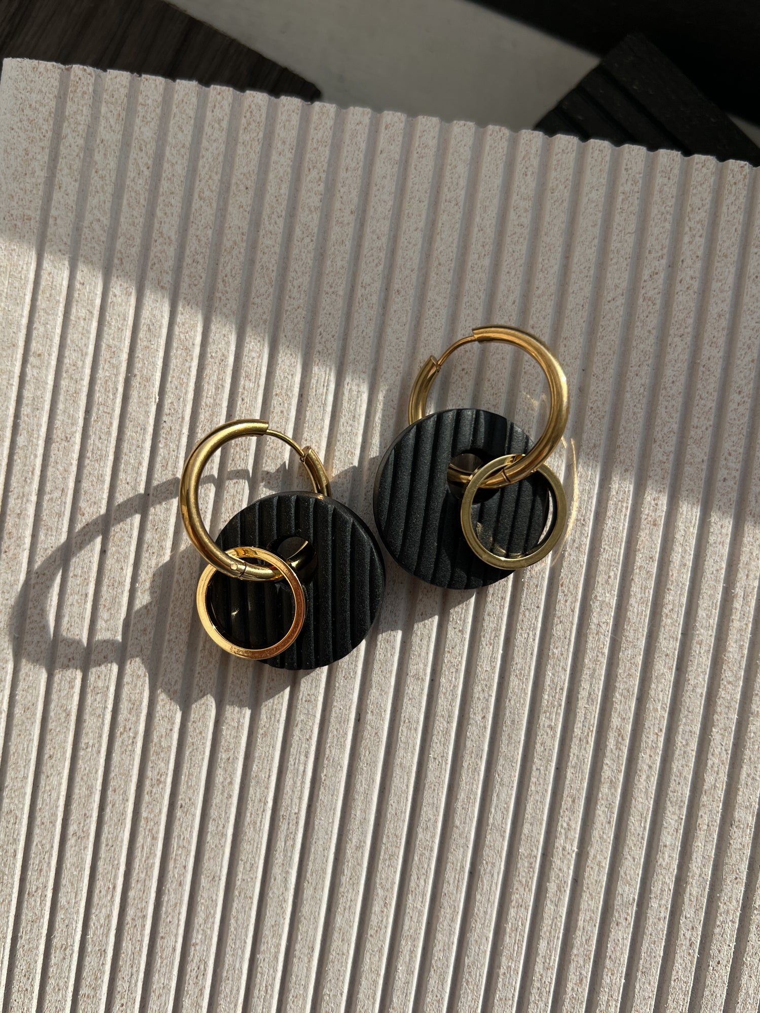 Gold plated hoop earrings_Black