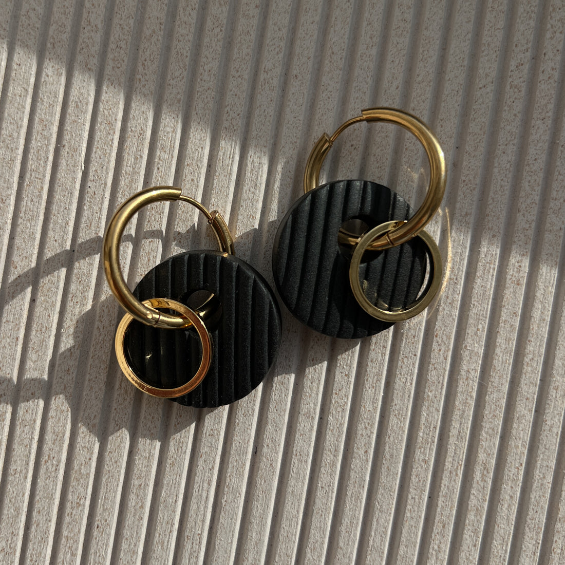 Gold plated hoop earrings_Black