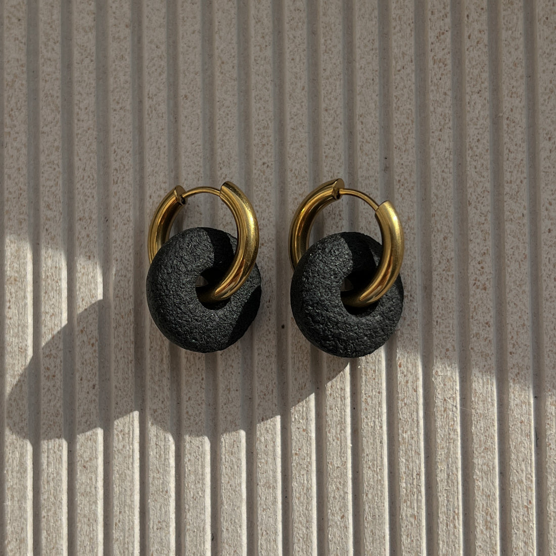 Rinkinys: auskarai hoops_black ir padėkliukas_sand