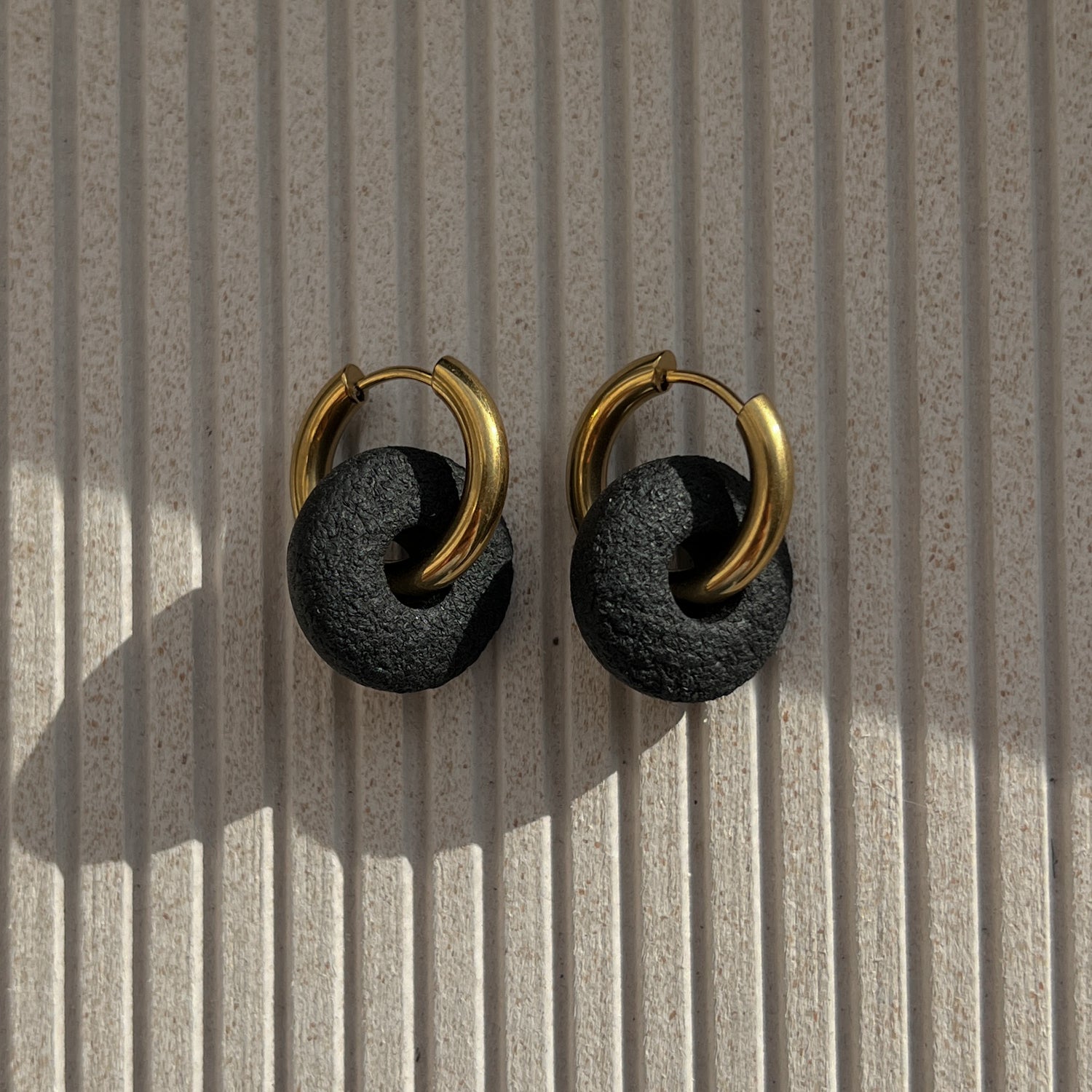 Rinkinys: auskarai hoops_black ir padėkliukas_sand