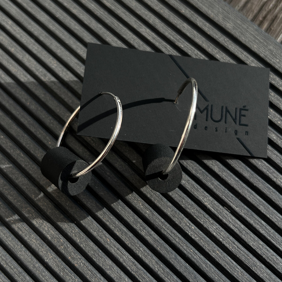 Silver hoop earrings_Black