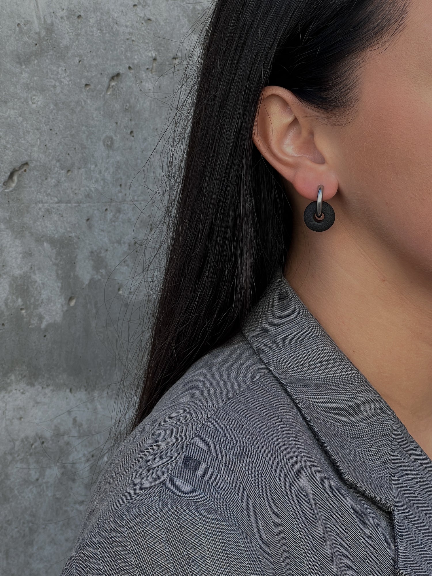 Gold plated hoop earrings_Black