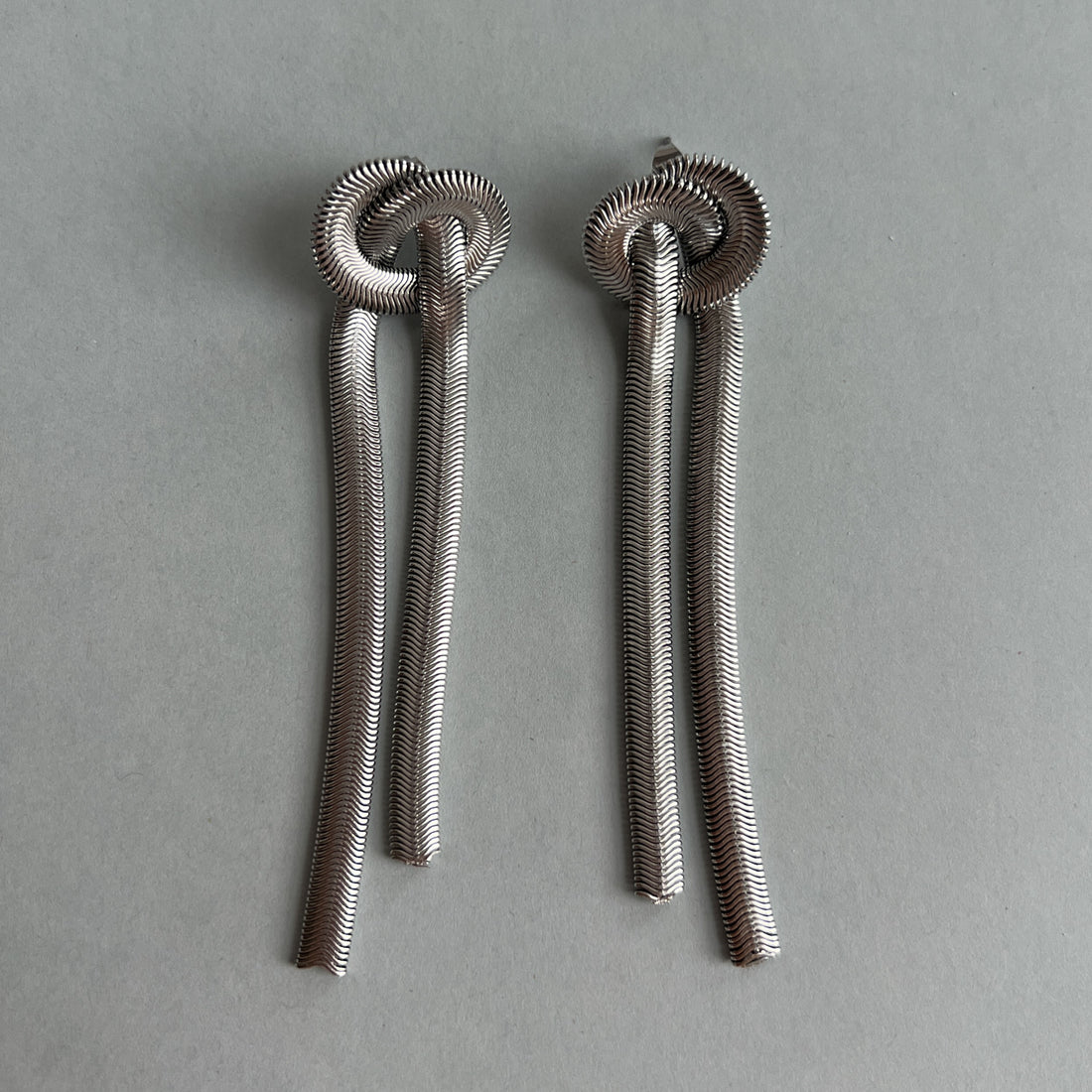 Kabantys ilgi auskarai.