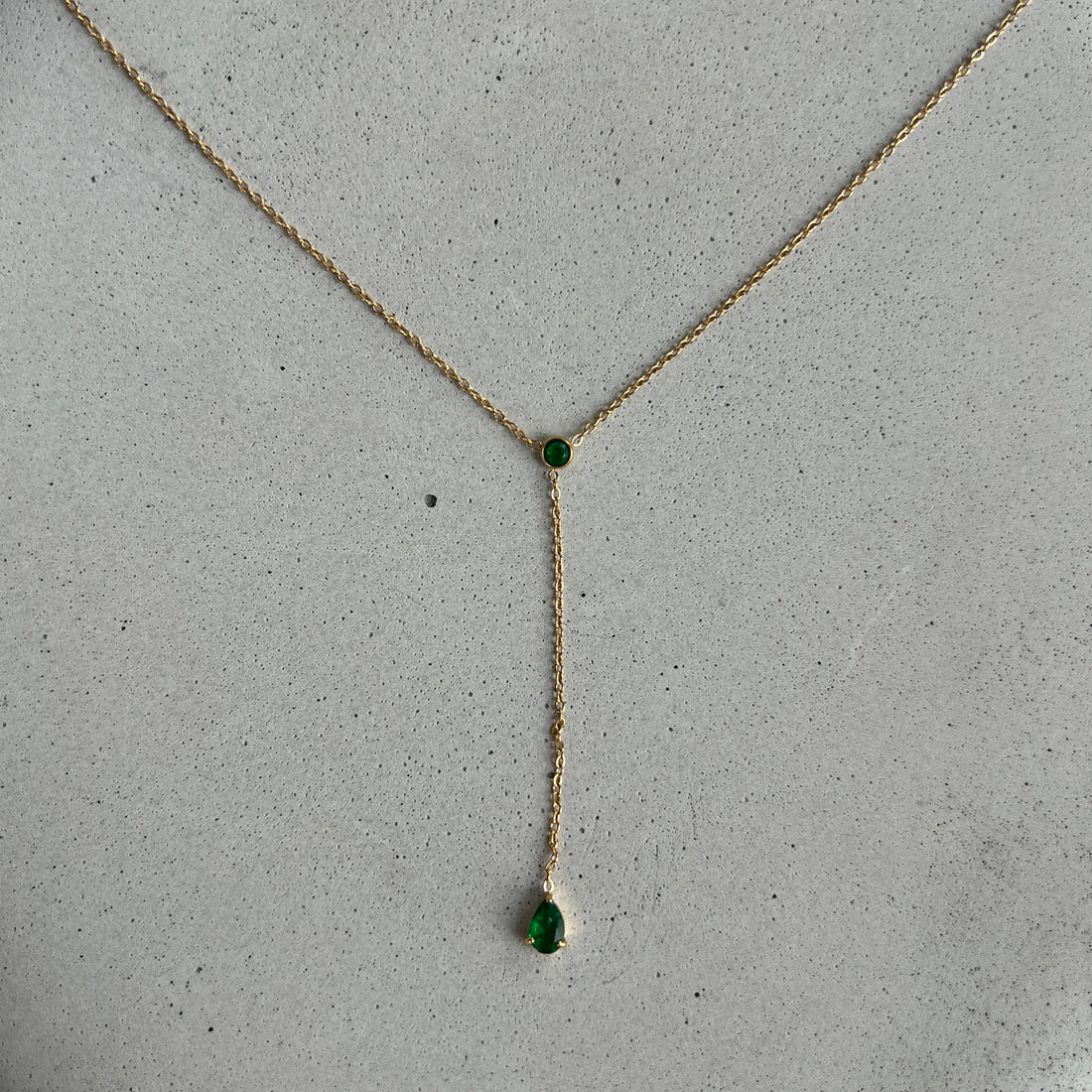 Grandinėlė su smulkiais žaliais cirkoniais.