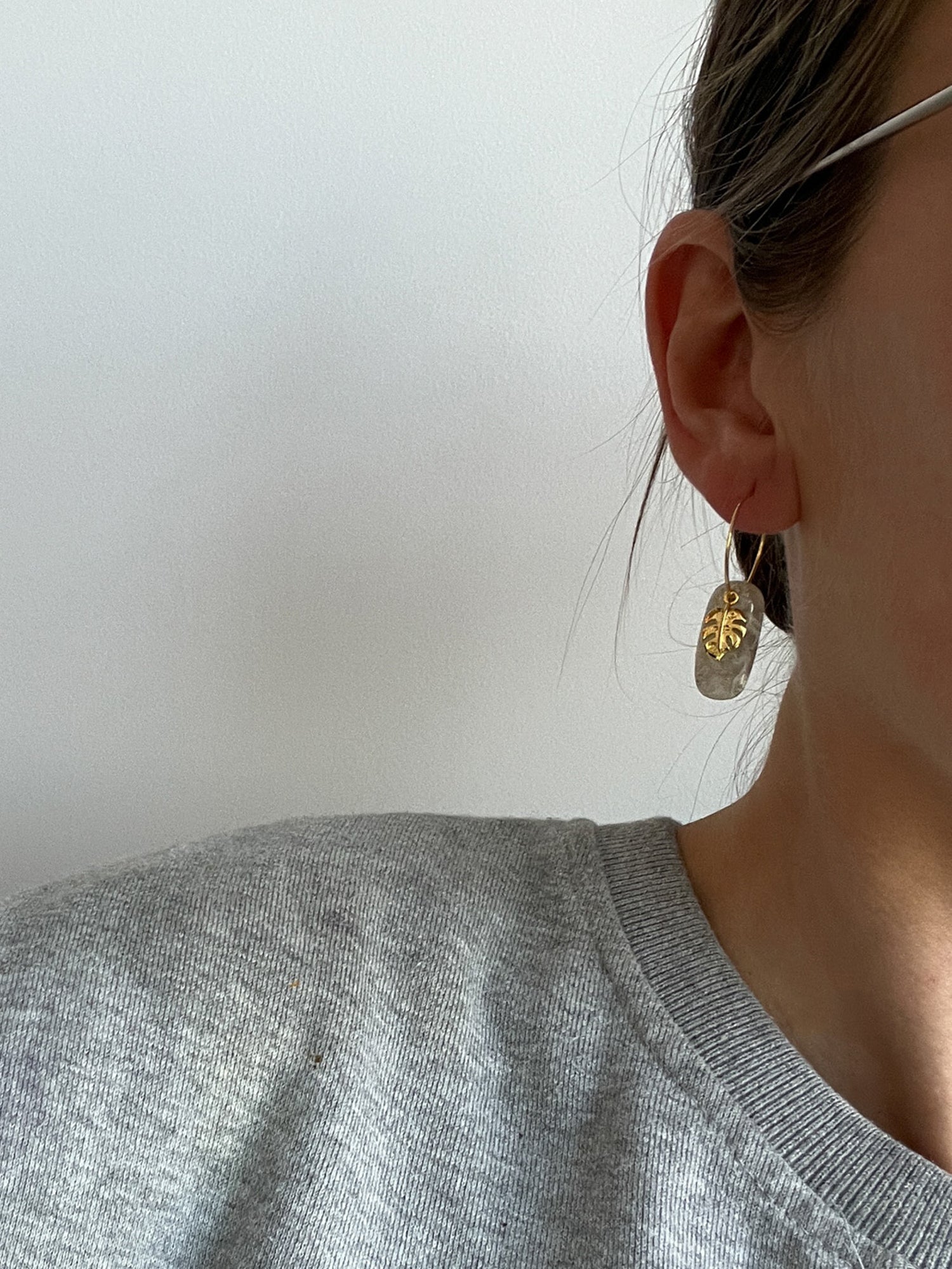 Dangle earrings |
