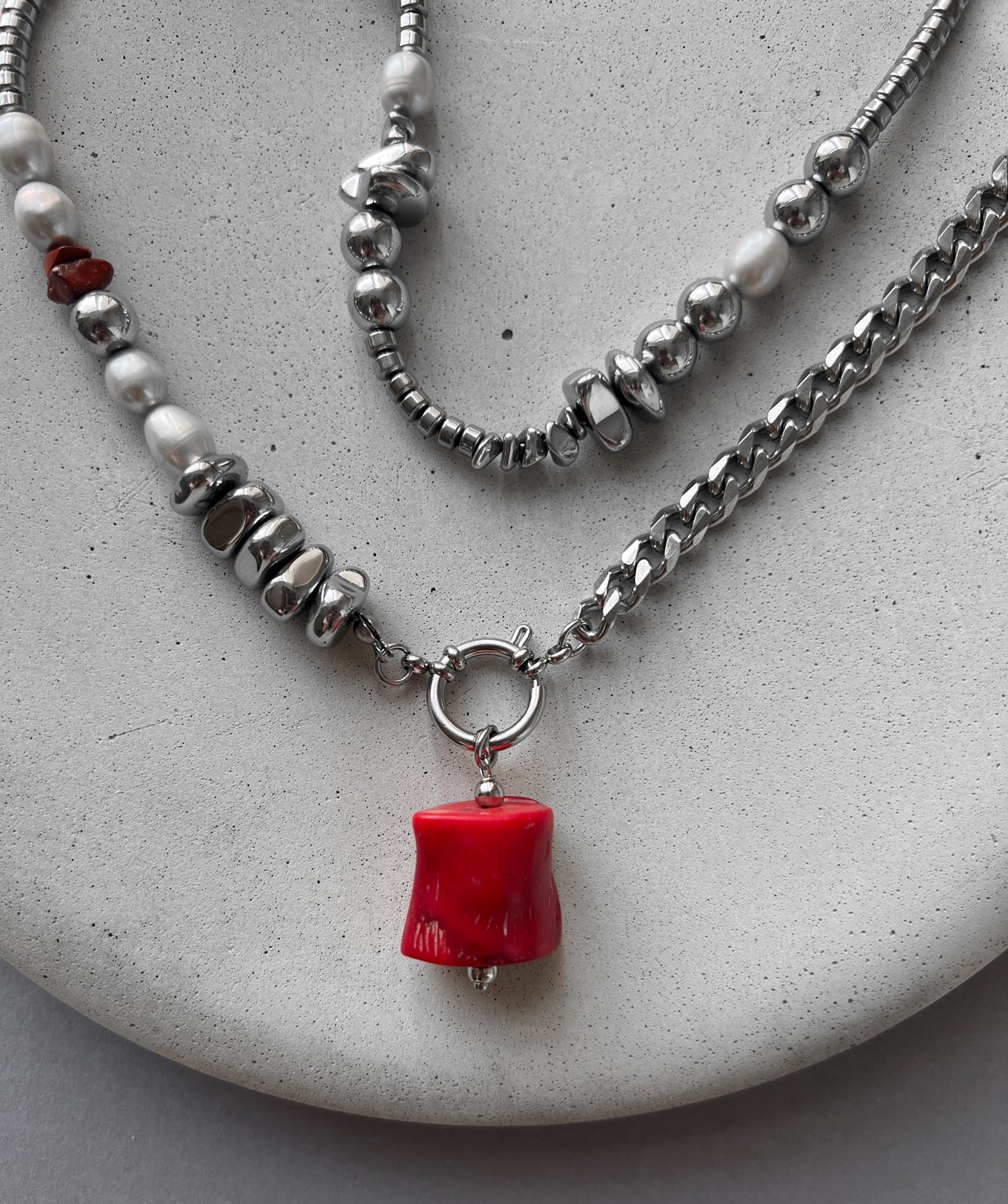 Asimetriškas nerūdijančio plieno vėrinys su perlais ir natūraliu koralu - MUNÉ