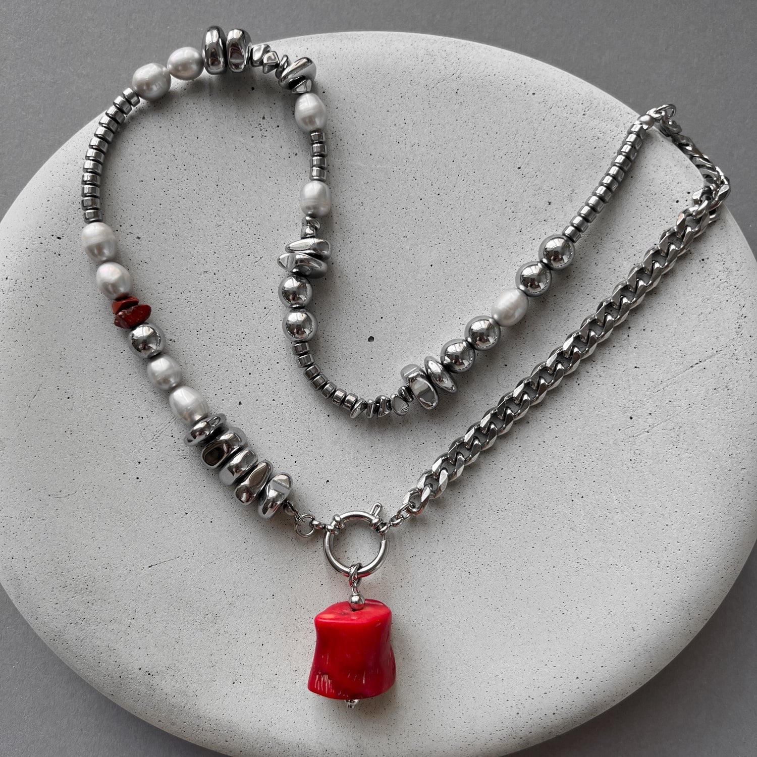 Asimetriškas nerūdijančio plieno vėrinys su perlais ir natūraliu koralu - MUNÉ