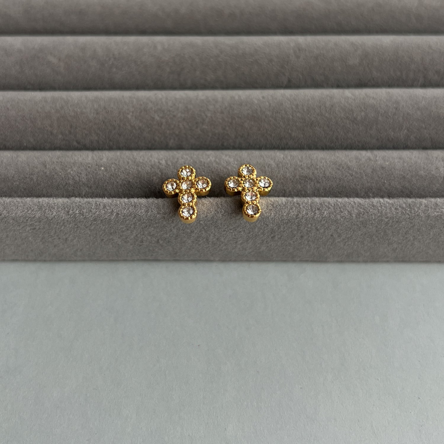 Auksinės spalvos auskarai - kryžiukai su cirkoniu - MUNÉ