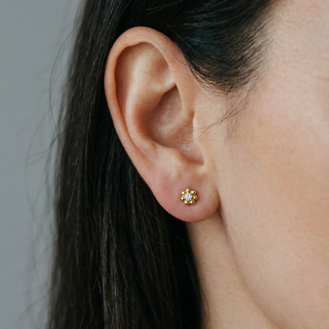 Auksinės spalvos maži auskarai - gėlytės su cirkoniu - MUNÉ