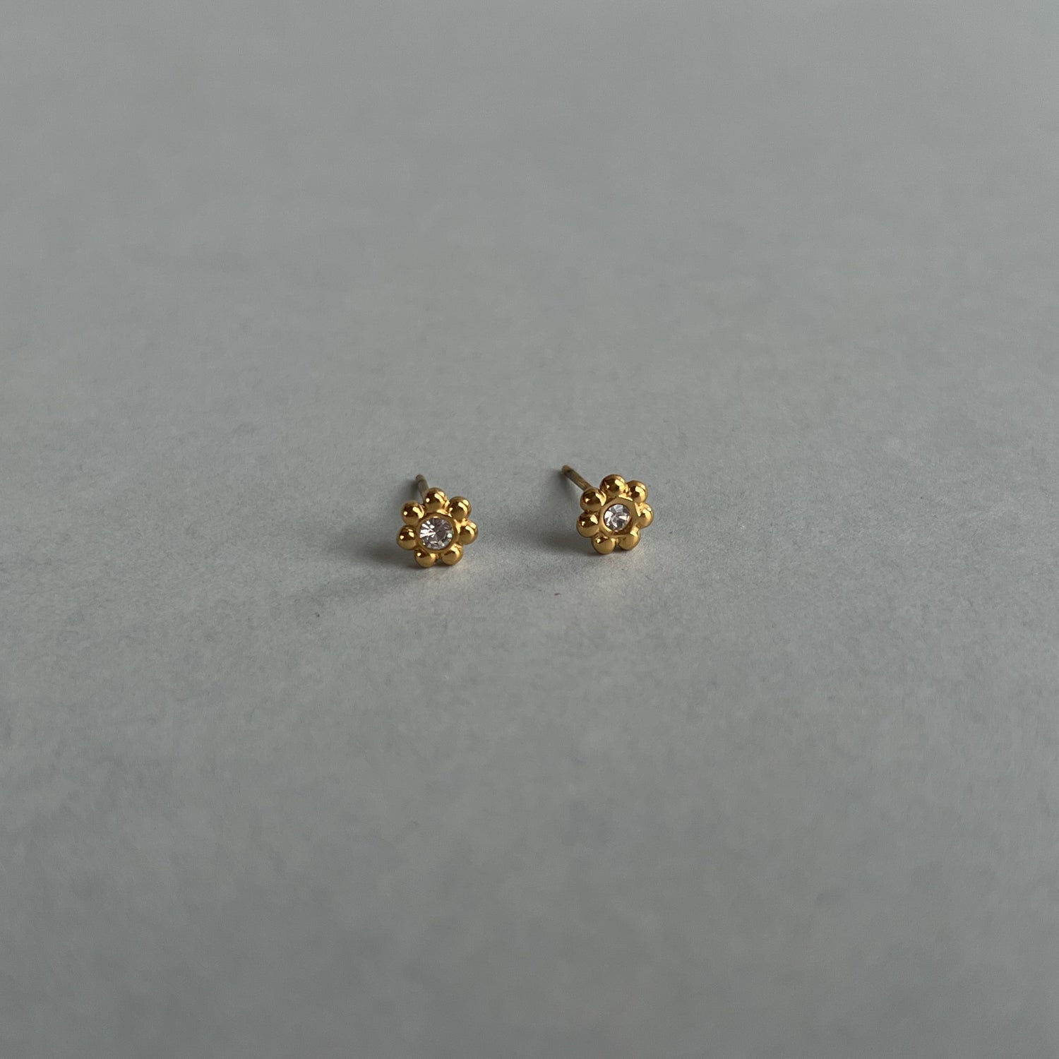 Auksinės spalvos maži auskarai - gėlytės su cirkoniu - MUNÉ