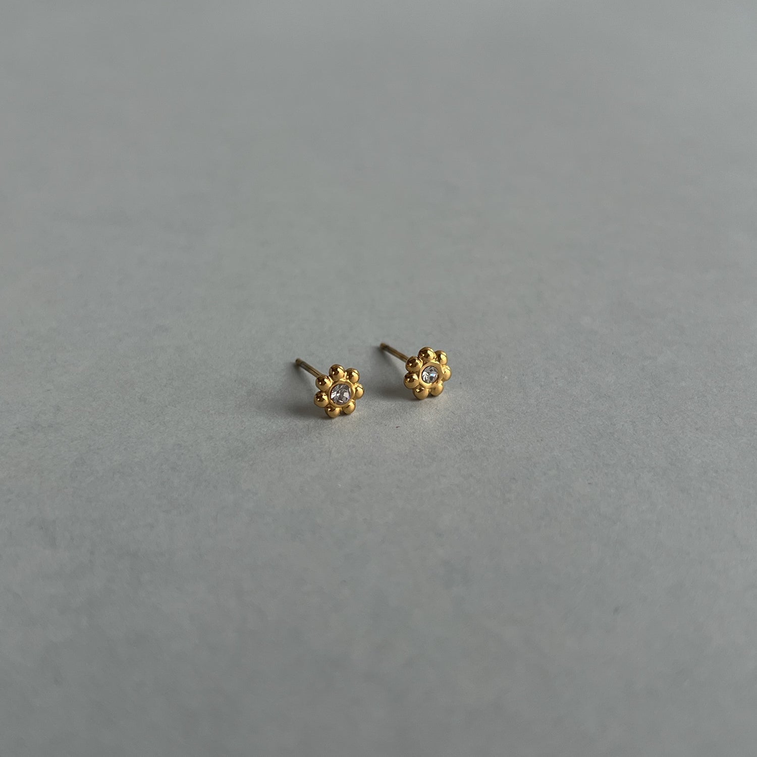 Auksinės spalvos maži auskarai - gėlytės su cirkoniu - MUNÉ