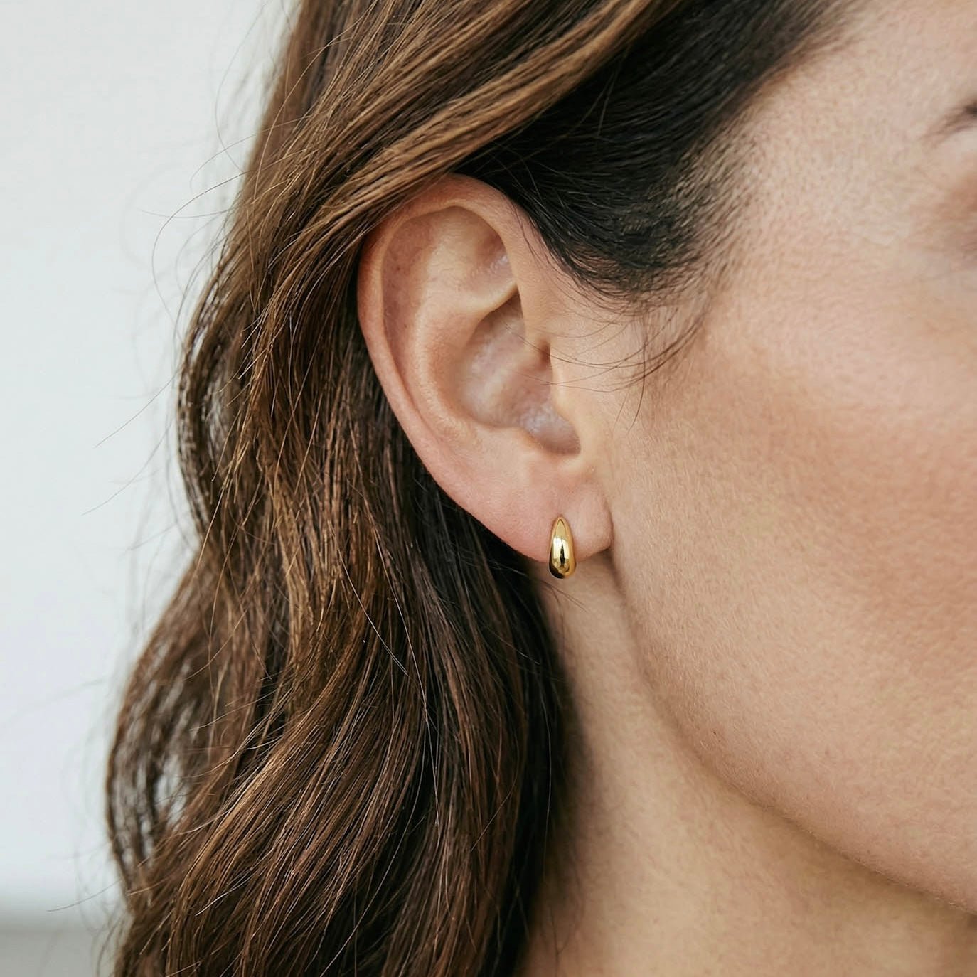 Auksinės spalvos maži auskarai - lašeliai - MUNÉ