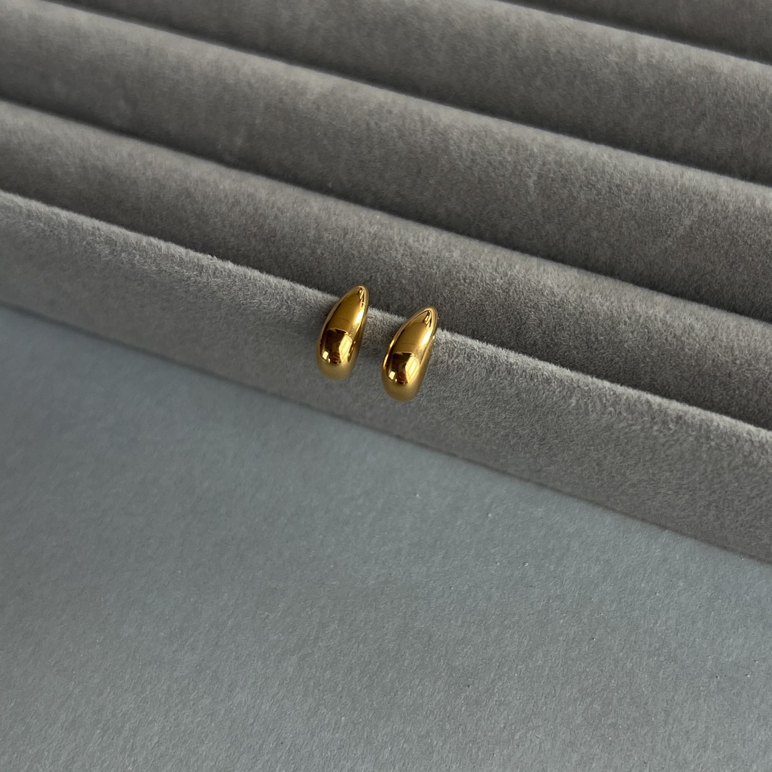 Auksinės spalvos maži auskarai - lašeliai - MUNÉ