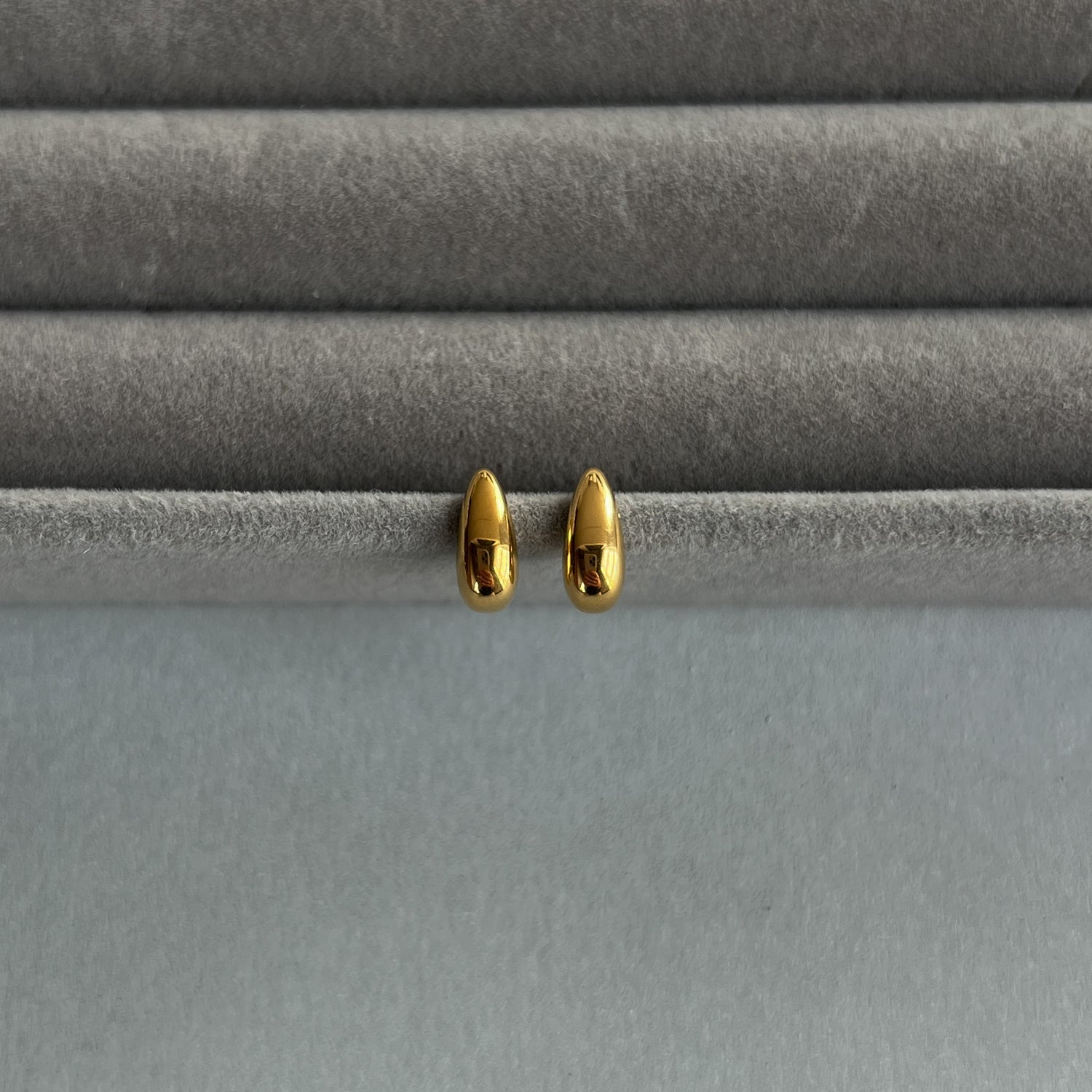 Auksinės spalvos maži auskarai - lašeliai - MUNÉ