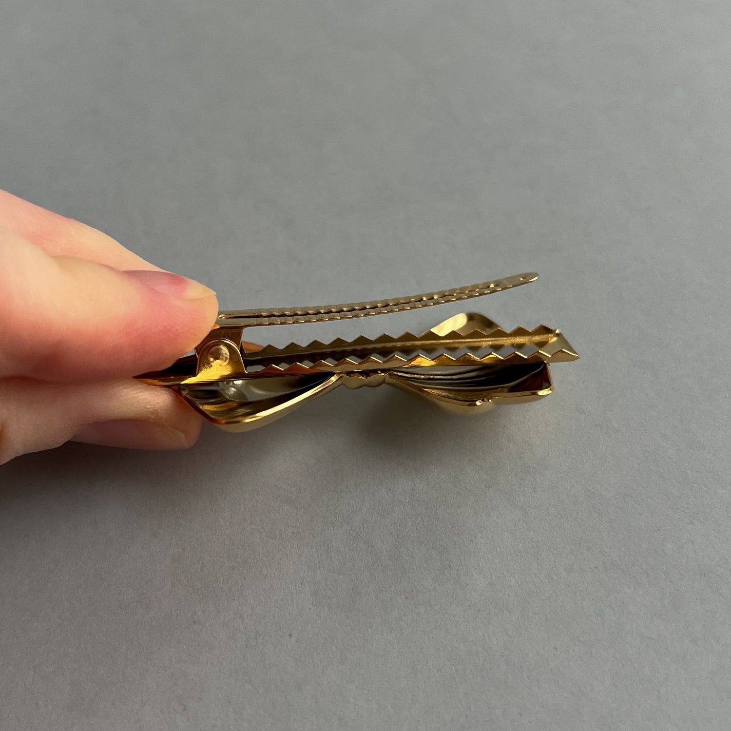 Auksinės spalvos plaukų segtukas - kaspinėlis - MUNÉ