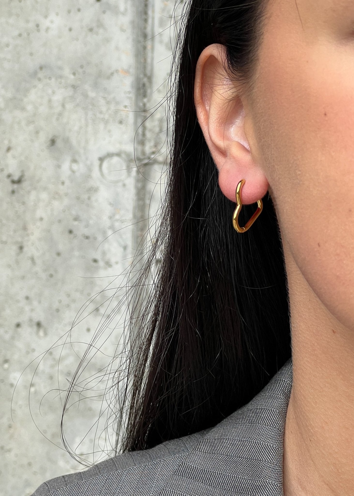 Auksinės spalvos širdelės formos auskarai - MUNÉ