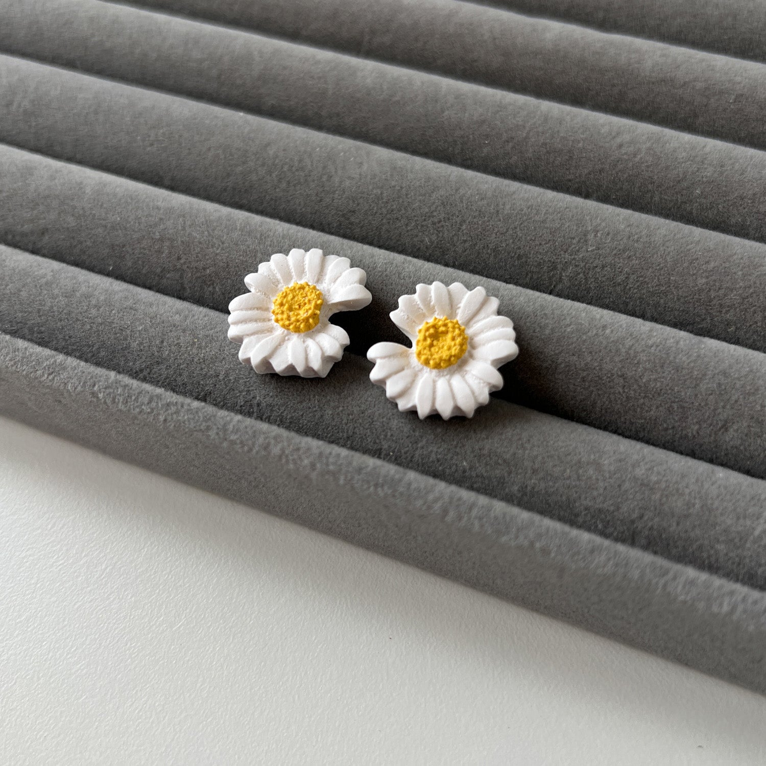 Auskarai "Baltos ramunės_midi" - MUNÉ