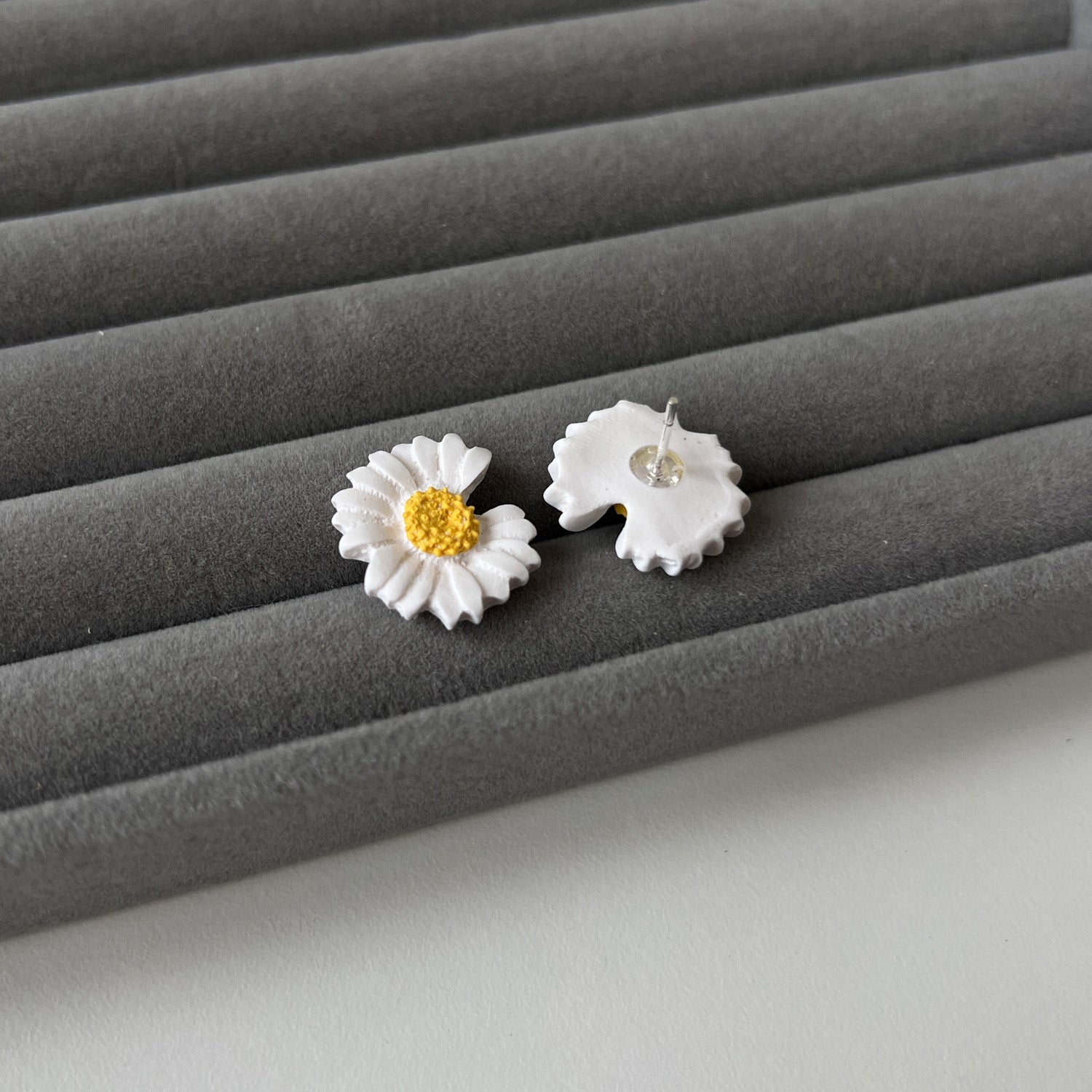 Auskarai "Baltos ramunės_midi" - MUNÉ