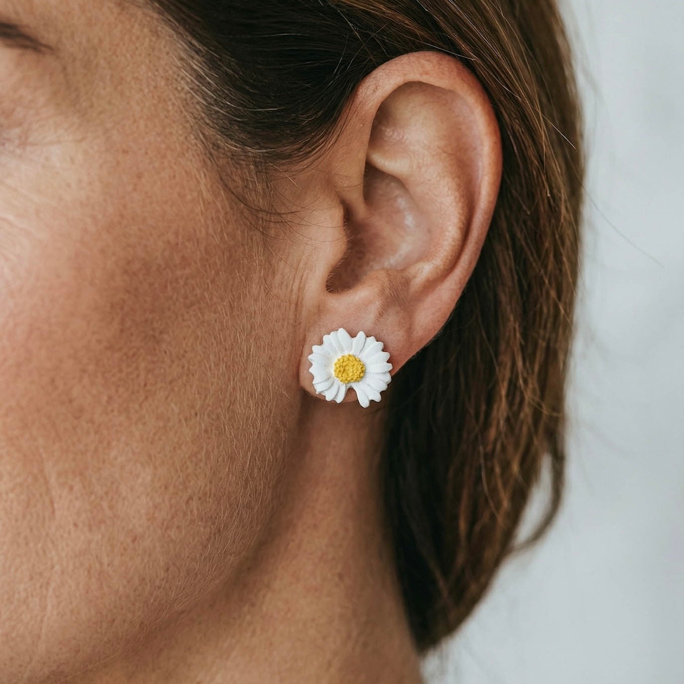 Auskarai "Baltos ramunės_midi" - MUNÉ