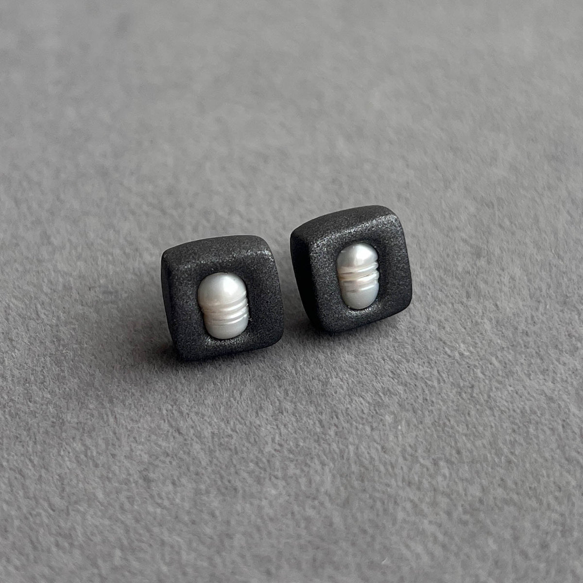 Auskarai "Noir Pearl Squares" - MUNÉ