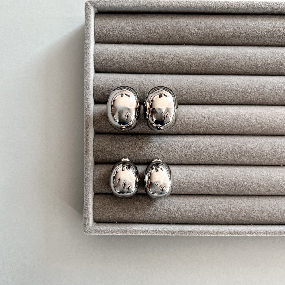 Dviejų dydžių sidabrinės spalvos auskarai - lašeliai - MUNÉ