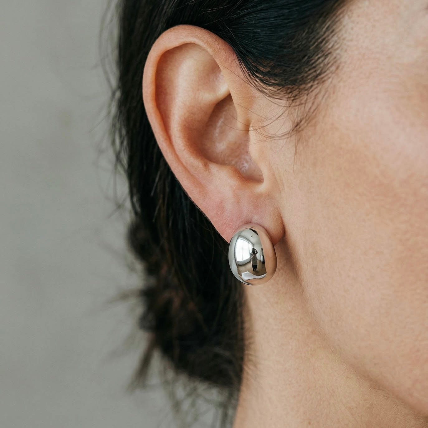 Dviejų dydžių sidabrinės spalvos auskarai - lašeliai - MUNÉ