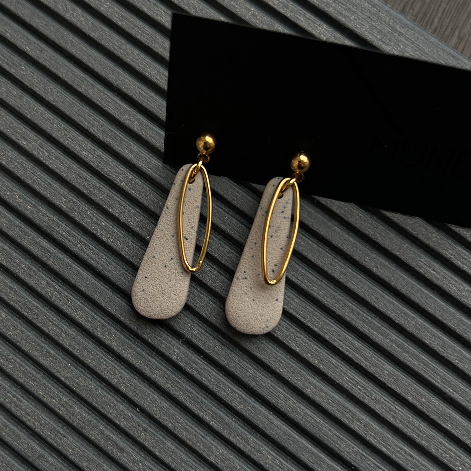 Kabantys auskarai | Dangle drops_sand - MUNÉ