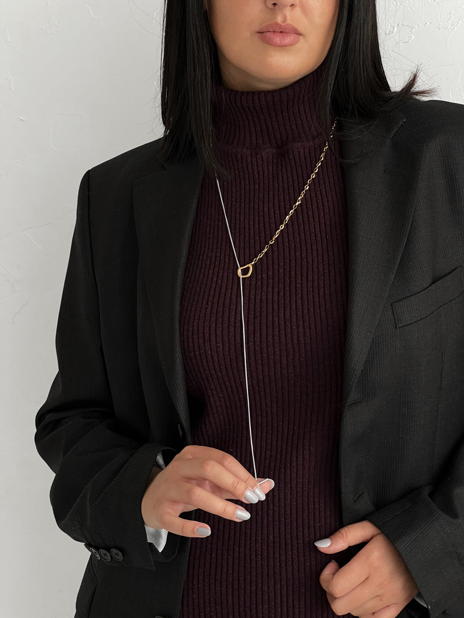 Minimalistinis dviejų spalvų ilgas kaklo papuošalas - MUNÉ