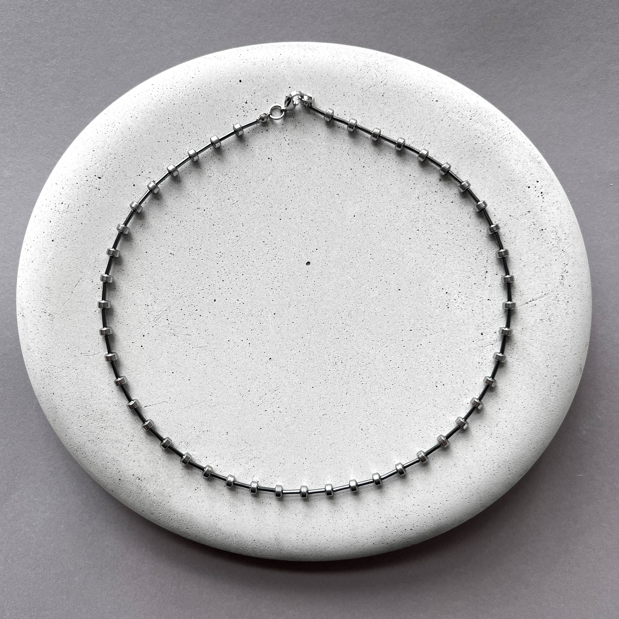 Minimalistinis hematito vėrinys - MUNÉ