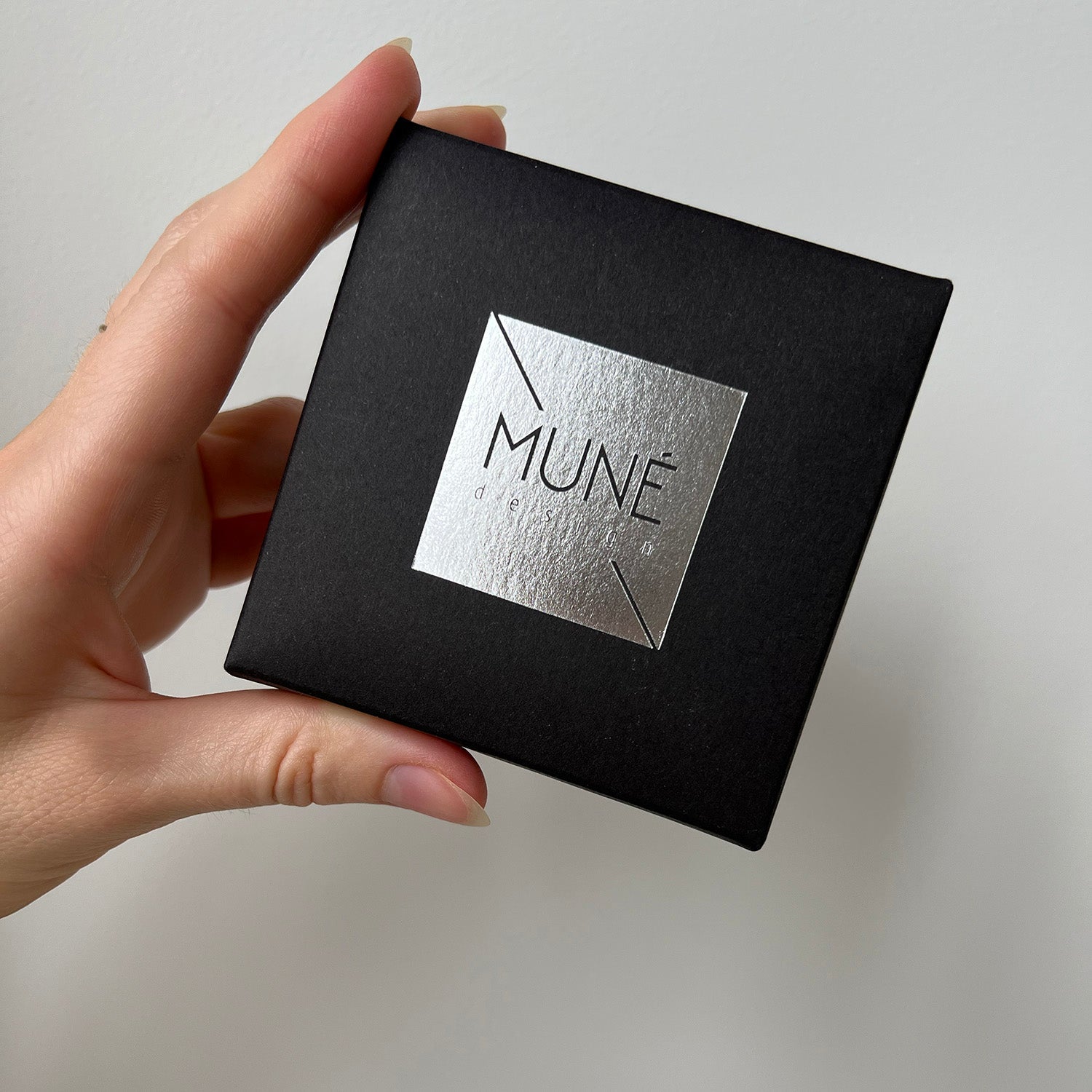 Modernus auksinės spalvos vėrinys su perlu - MUNÉ