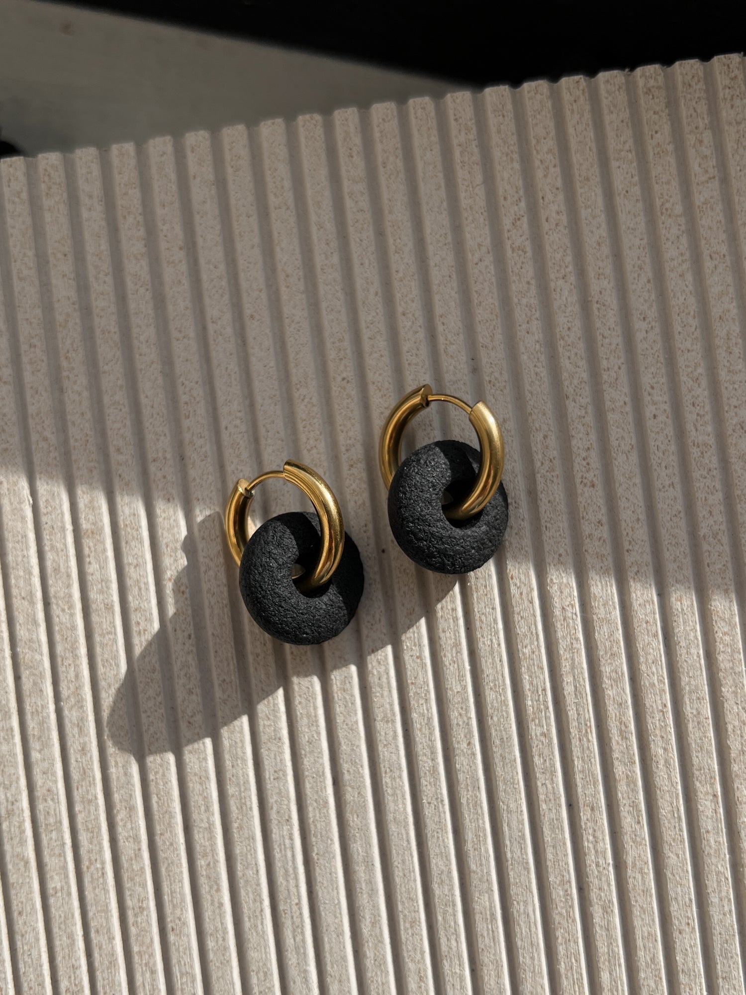 Paauksuoti auskarai - rinkutės _hoops Black - MUNÉ