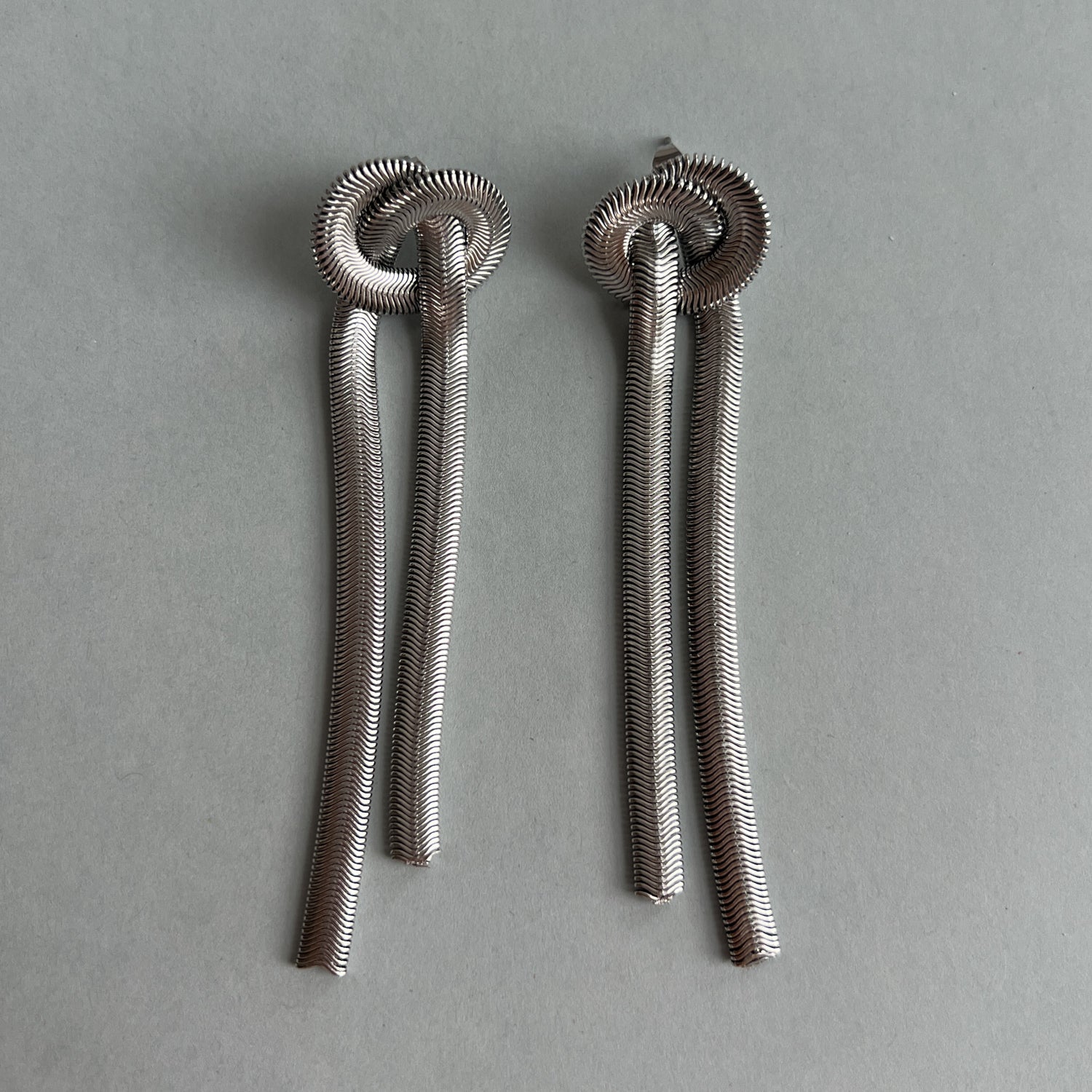 Sidabrinės spalvos kabantys auskarai - MUNÉ