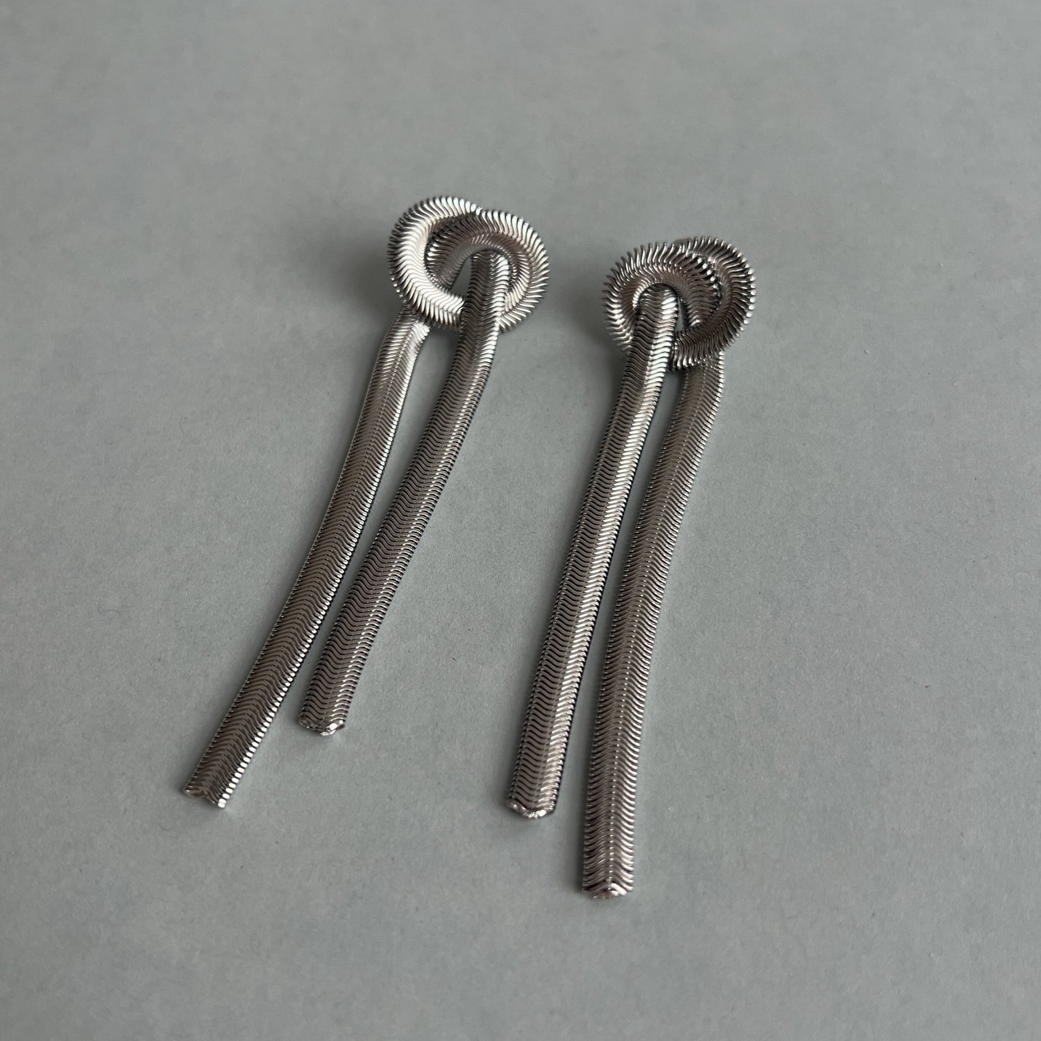 Sidabrinės spalvos kabantys auskarai - MUNÉ