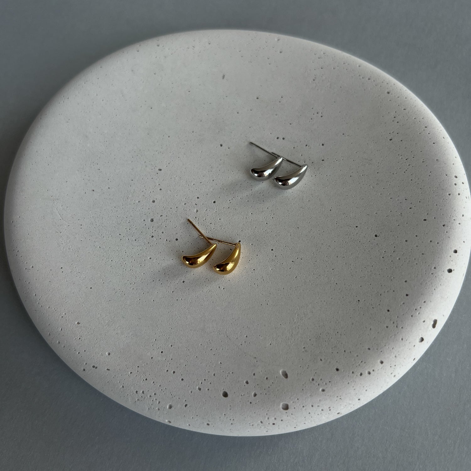 Sidabrinės spalvos maži auskarai - lašeliai - MUNÉ