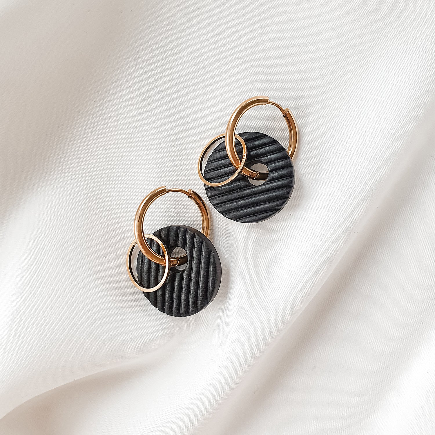 Gold plated hoop earrings_Black