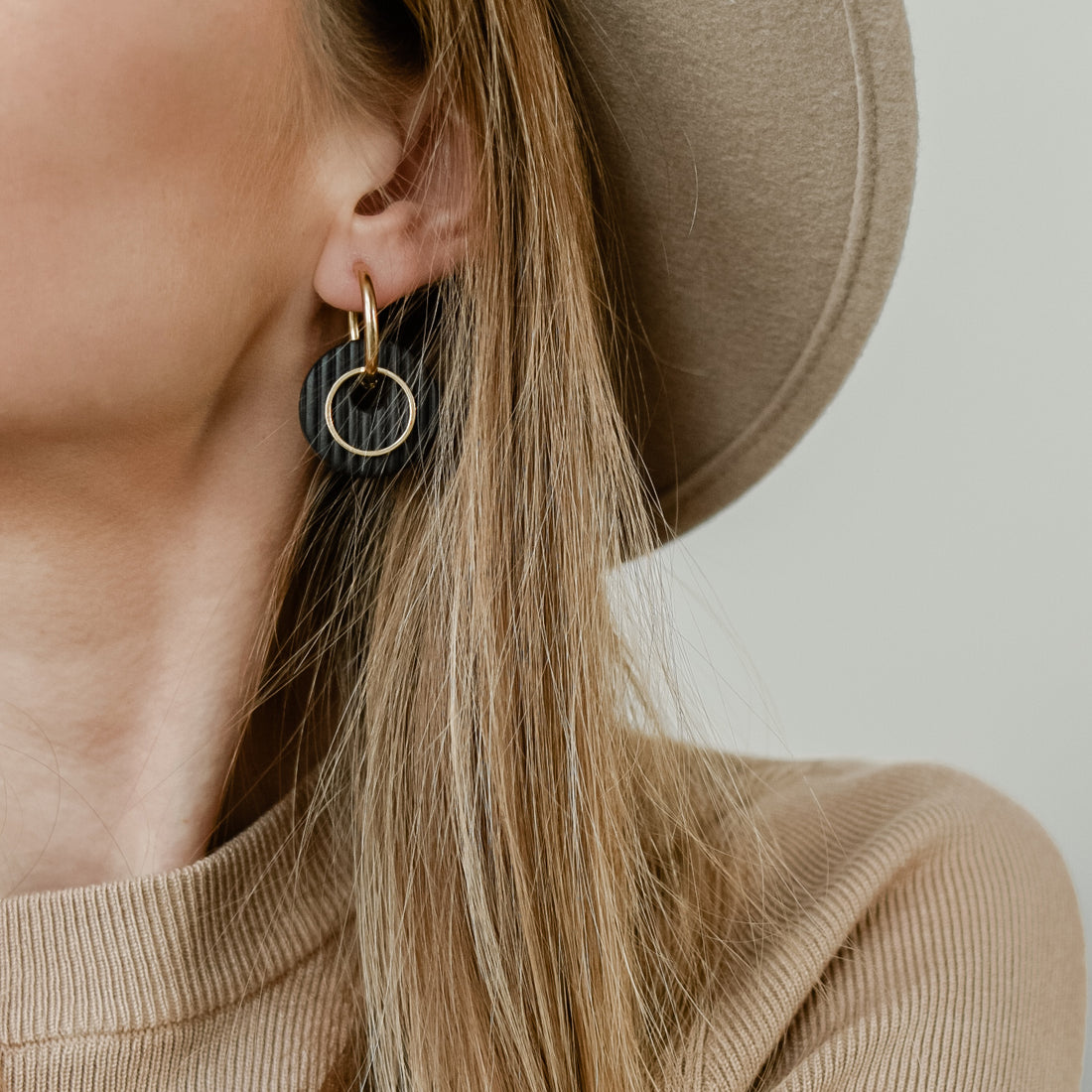 Gold plated hoop earrings_Black