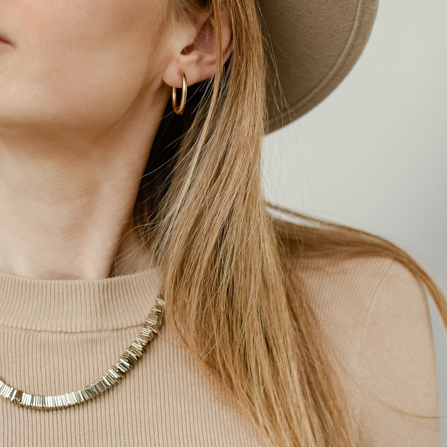 Gold plated hoop earrings_Black