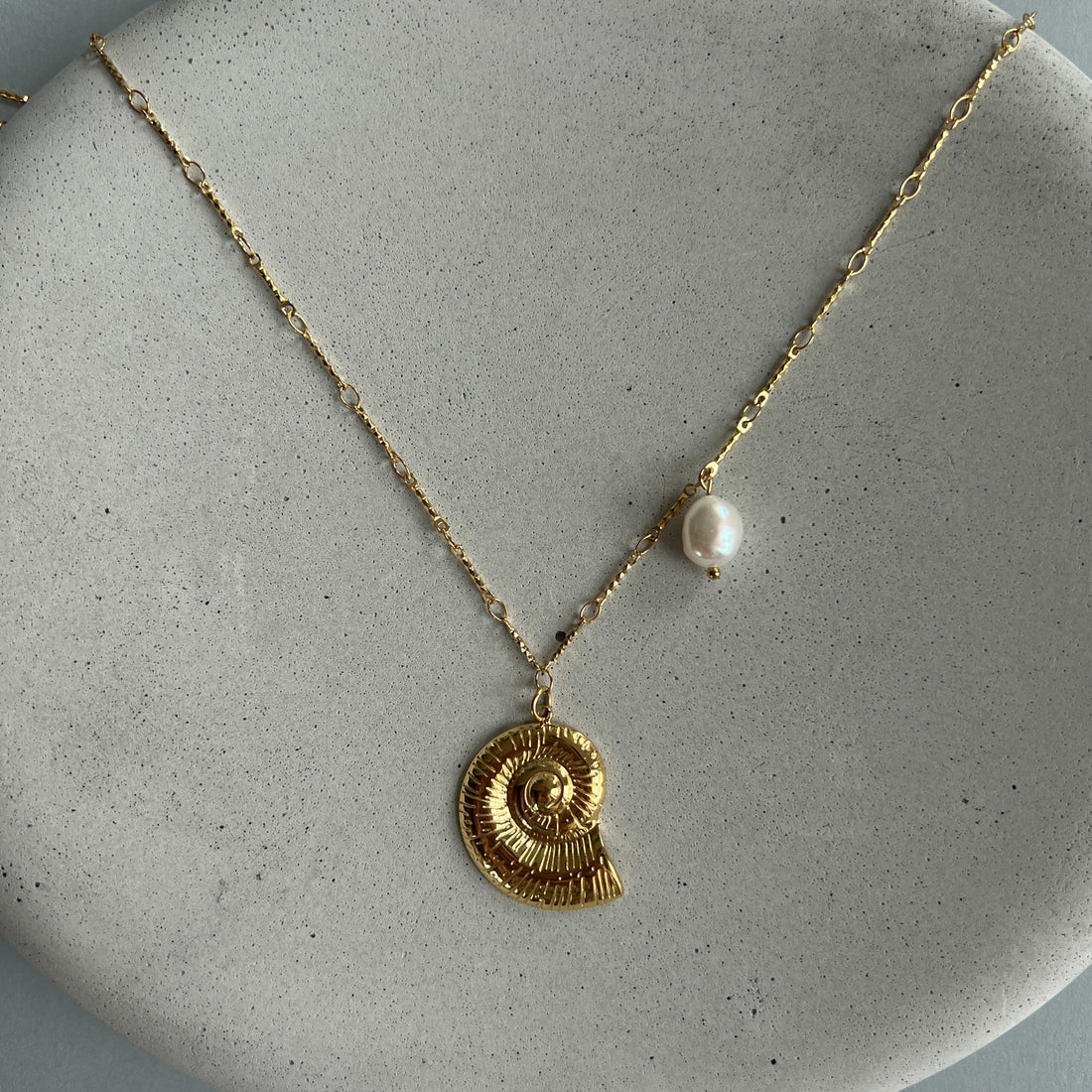 Chain necklace with shell pendant and pearl