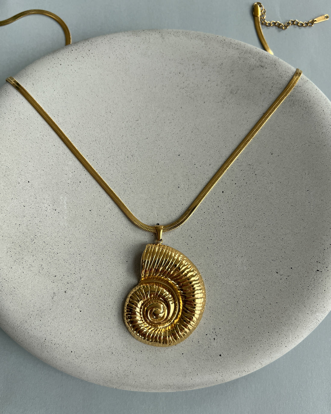 Chain necklace with big shell pendant