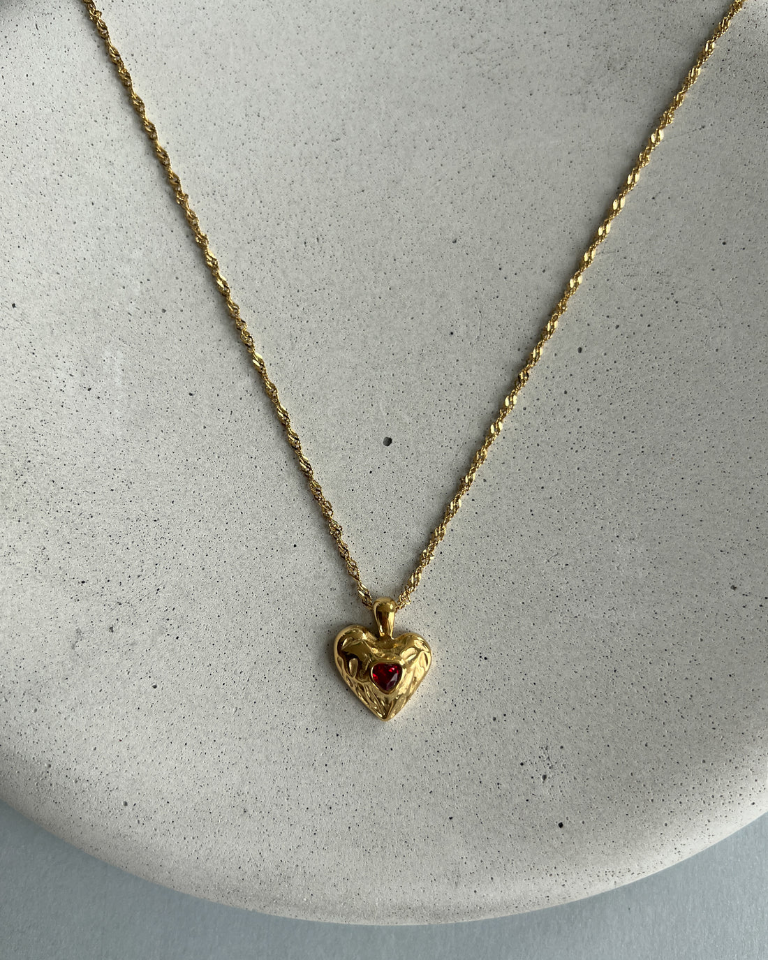 Chain necklace with heart pendant_red
