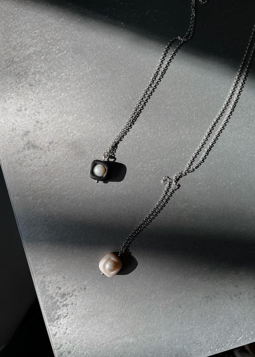 River pearl chain necklace | Black