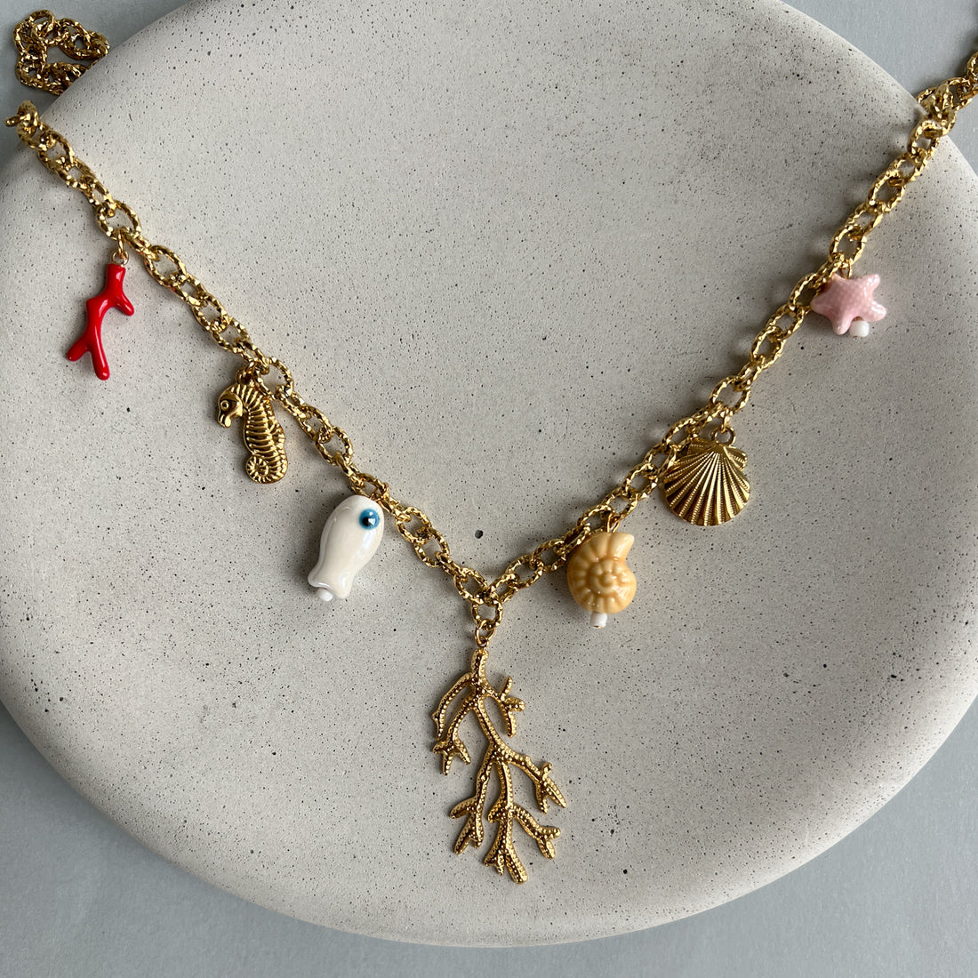 Chain necklace with summery pendants