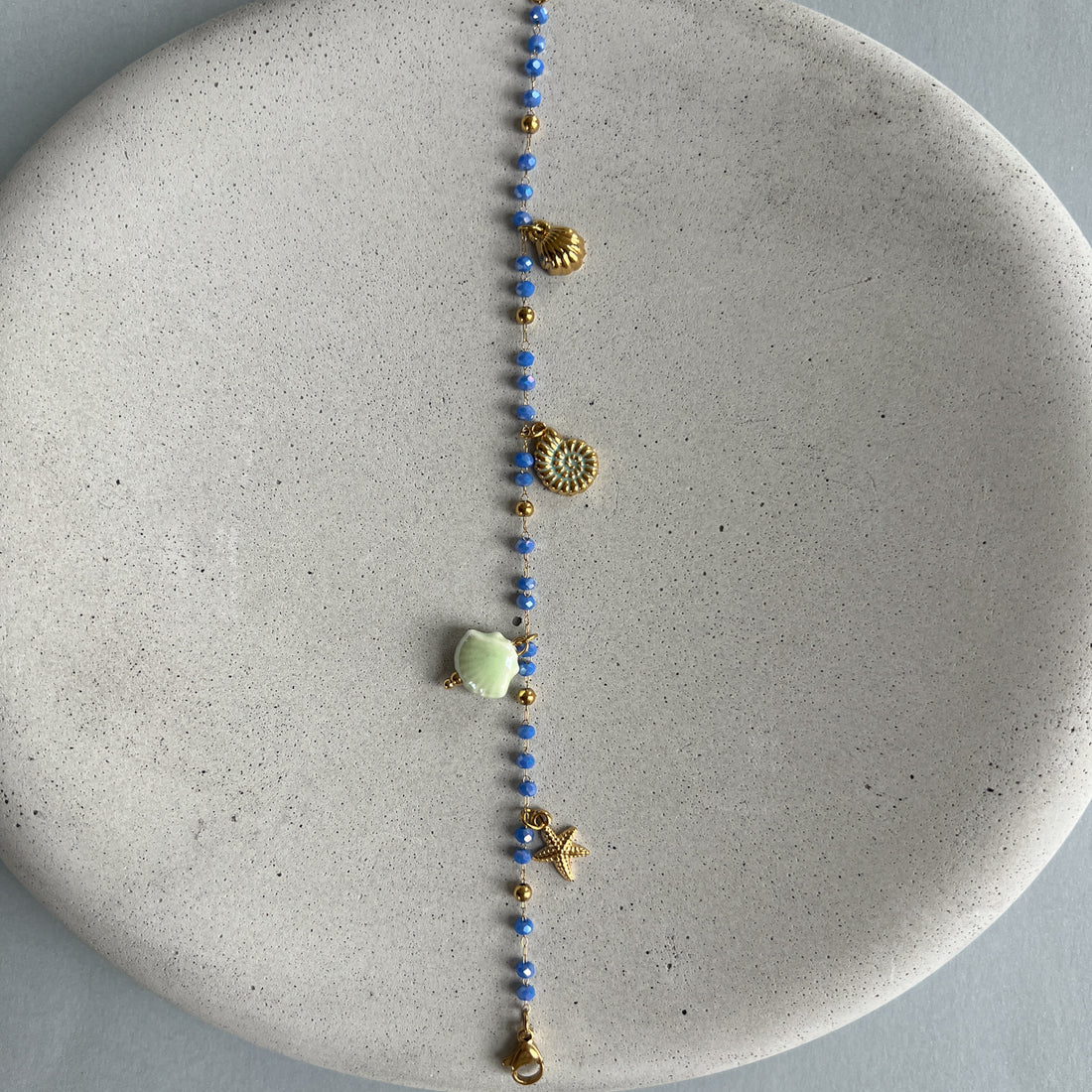 Blue bracelet with summery pendants