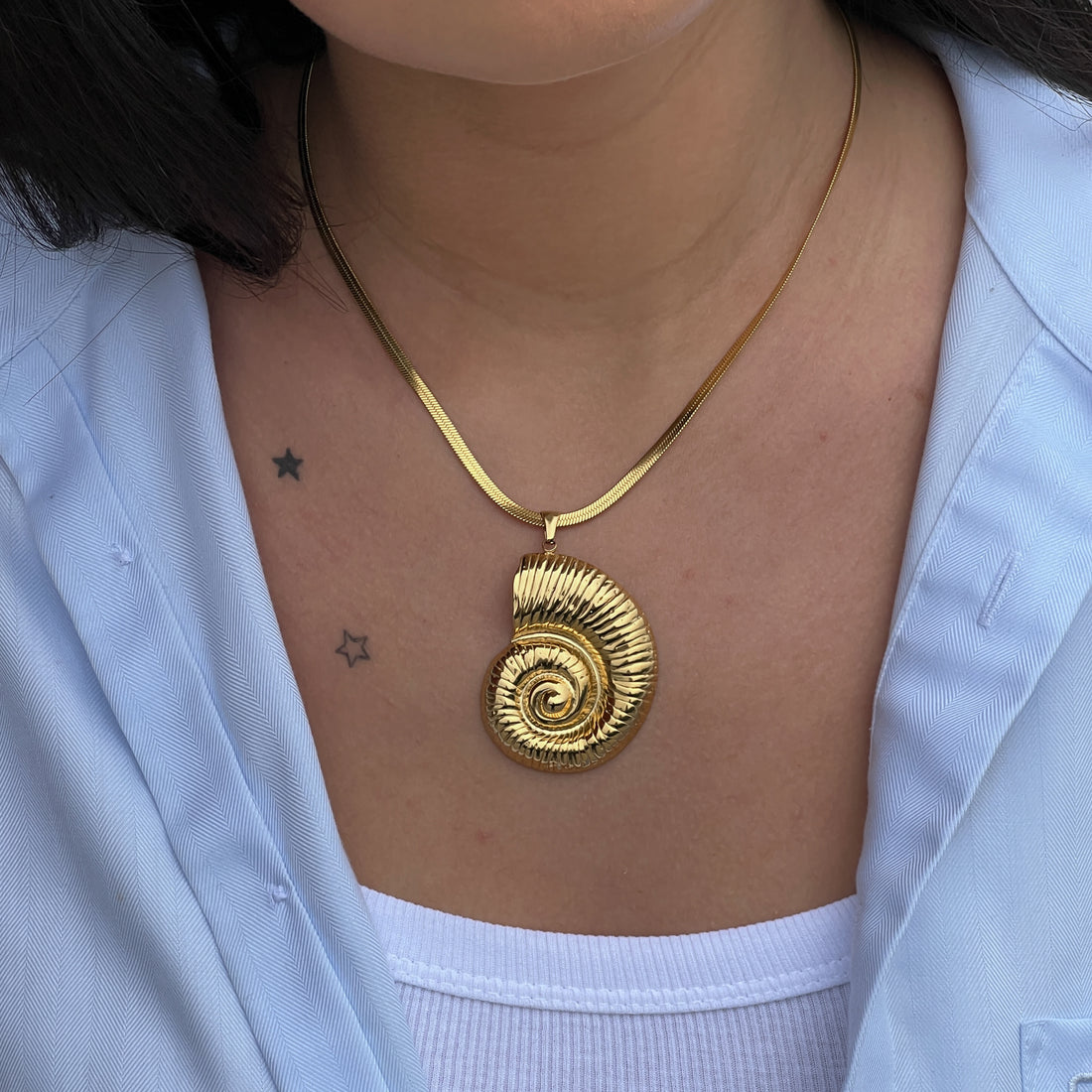 Chain necklace with big shell pendant