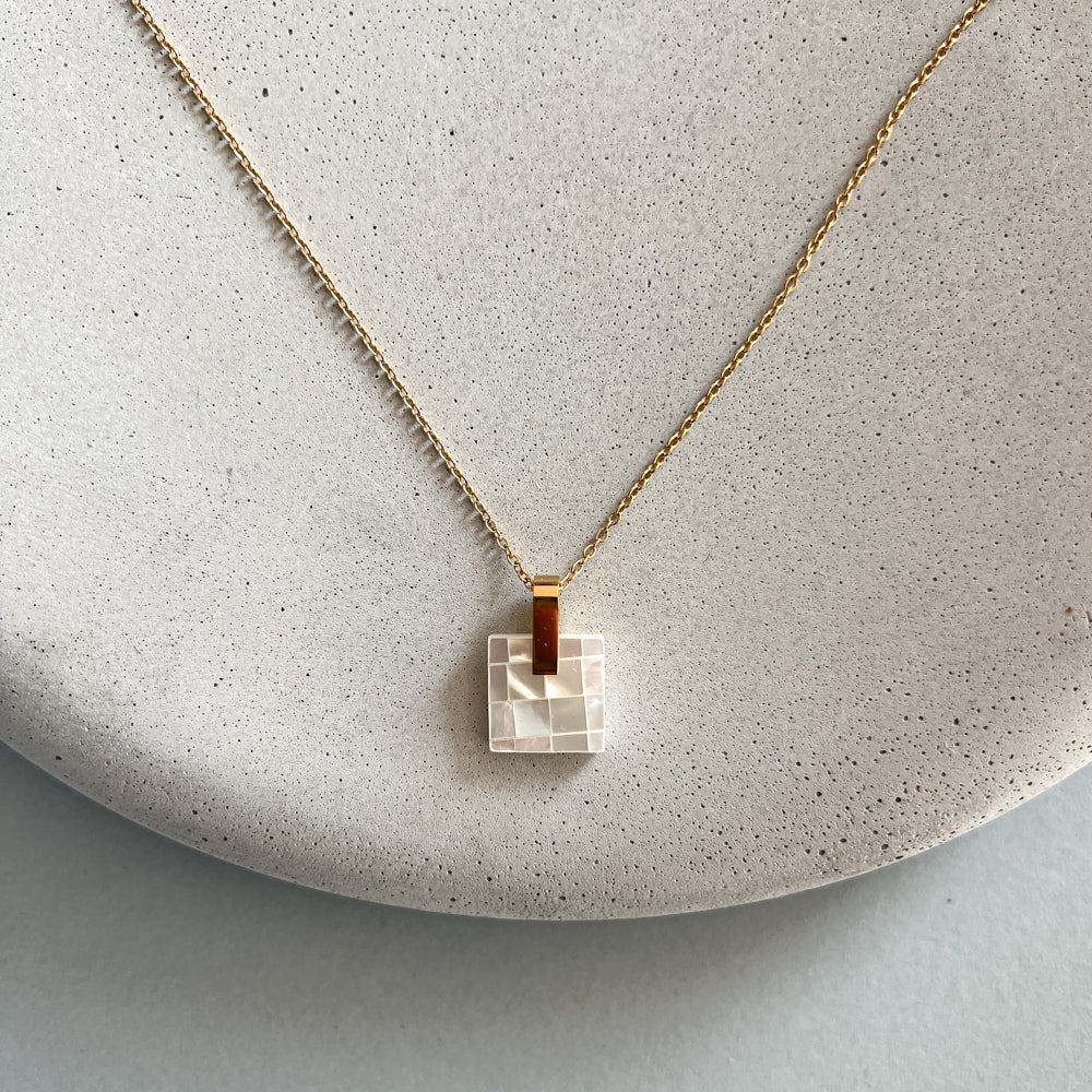 Minimalistic chain necklace with a shell pendant