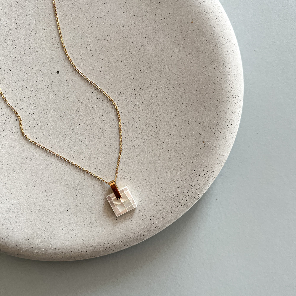 Minimalistic chain necklace with a shell pendant