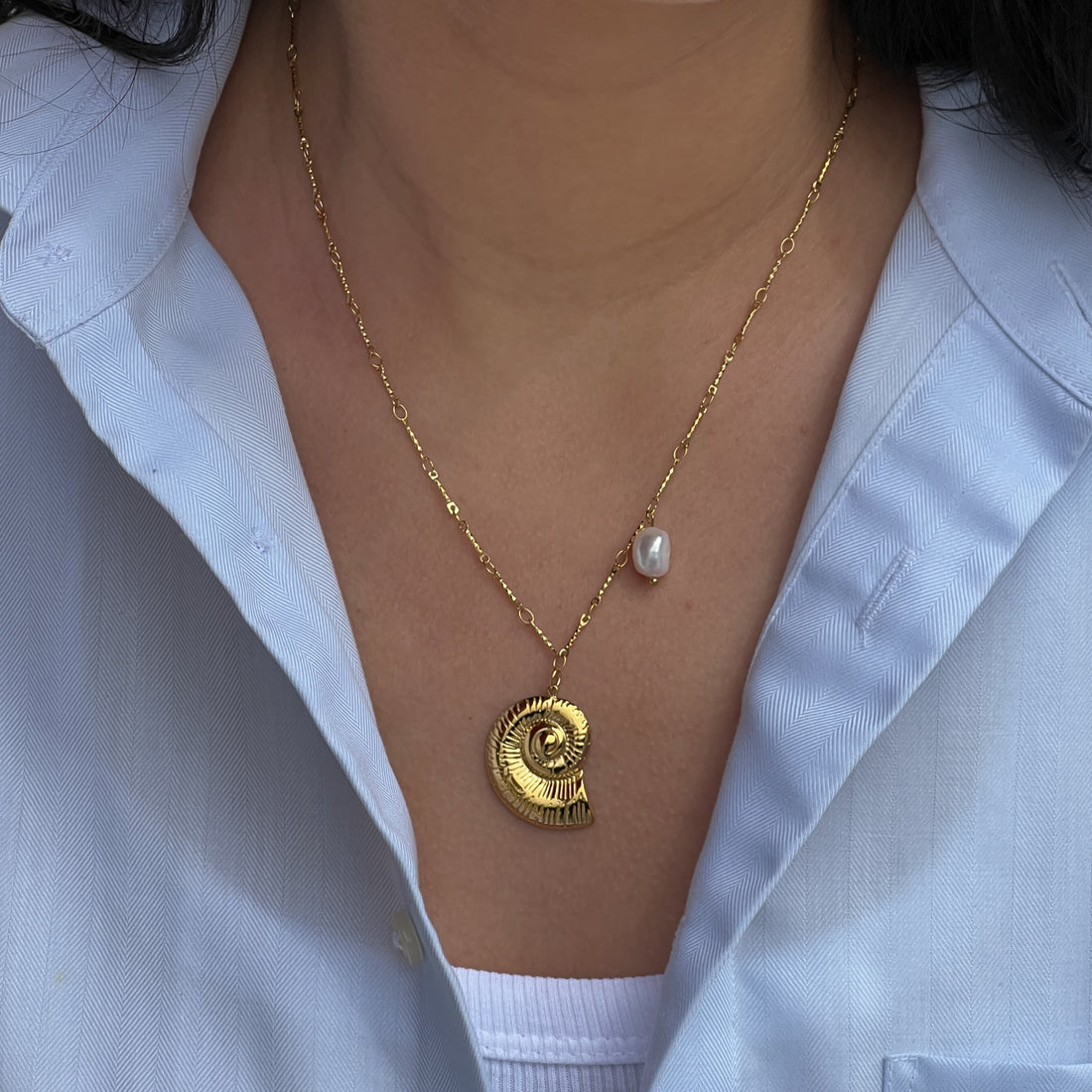 Chain necklace with shell pendant and pearl