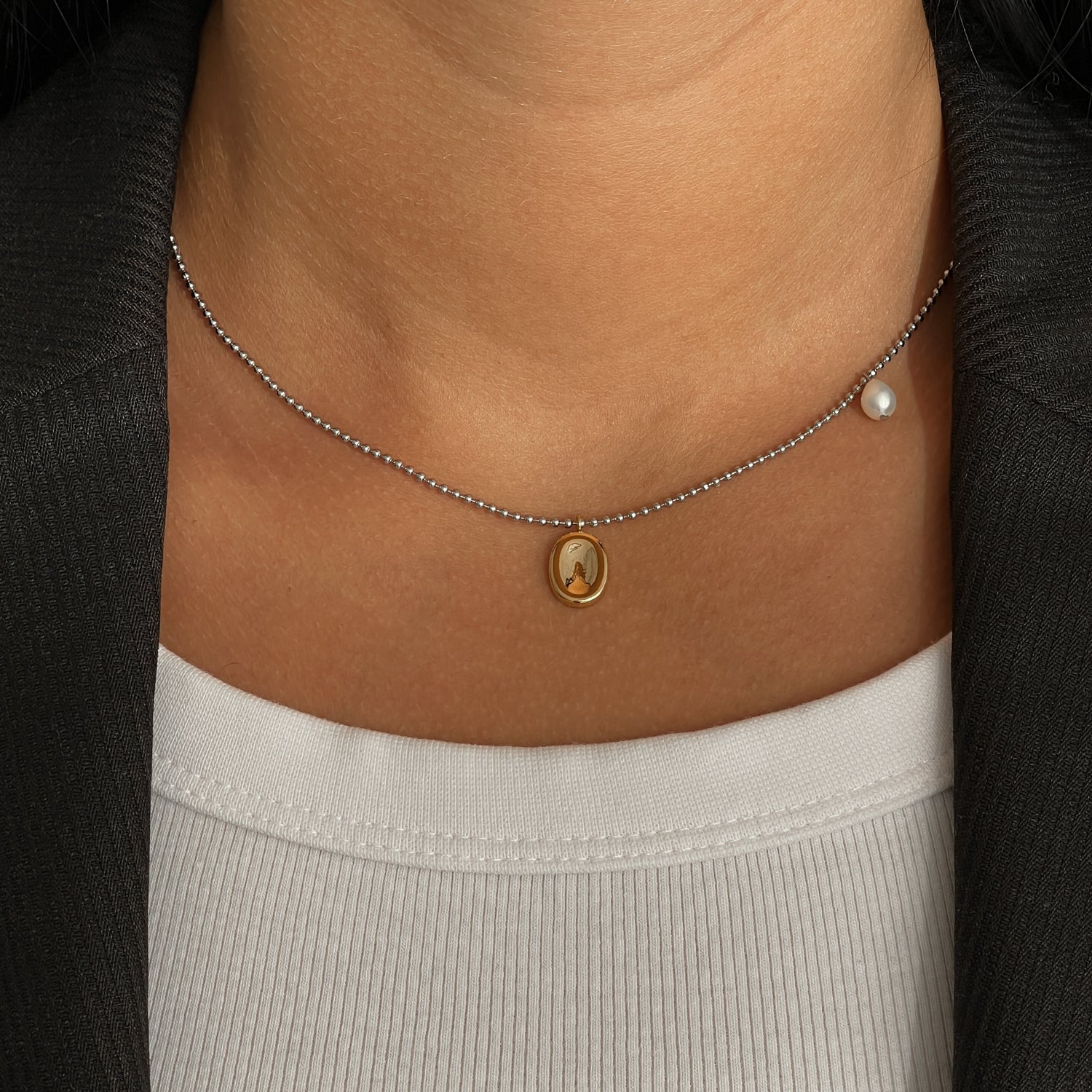 Minimalistic chain necklace with gold pendant and pearl